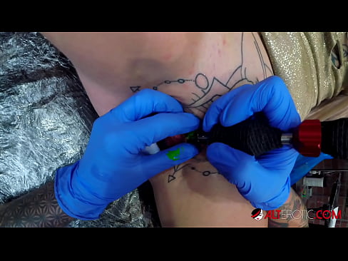 ❤️ Sully Savage, une chaudasse extrêmement tatouée, s'est fait tatouer le clitoris. ❤ Vidéo de porno at fr.teencumpot.ru ❌️